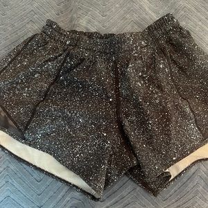 Lululemon Hotty Hot 2.5 Short Size 6 Multi Color